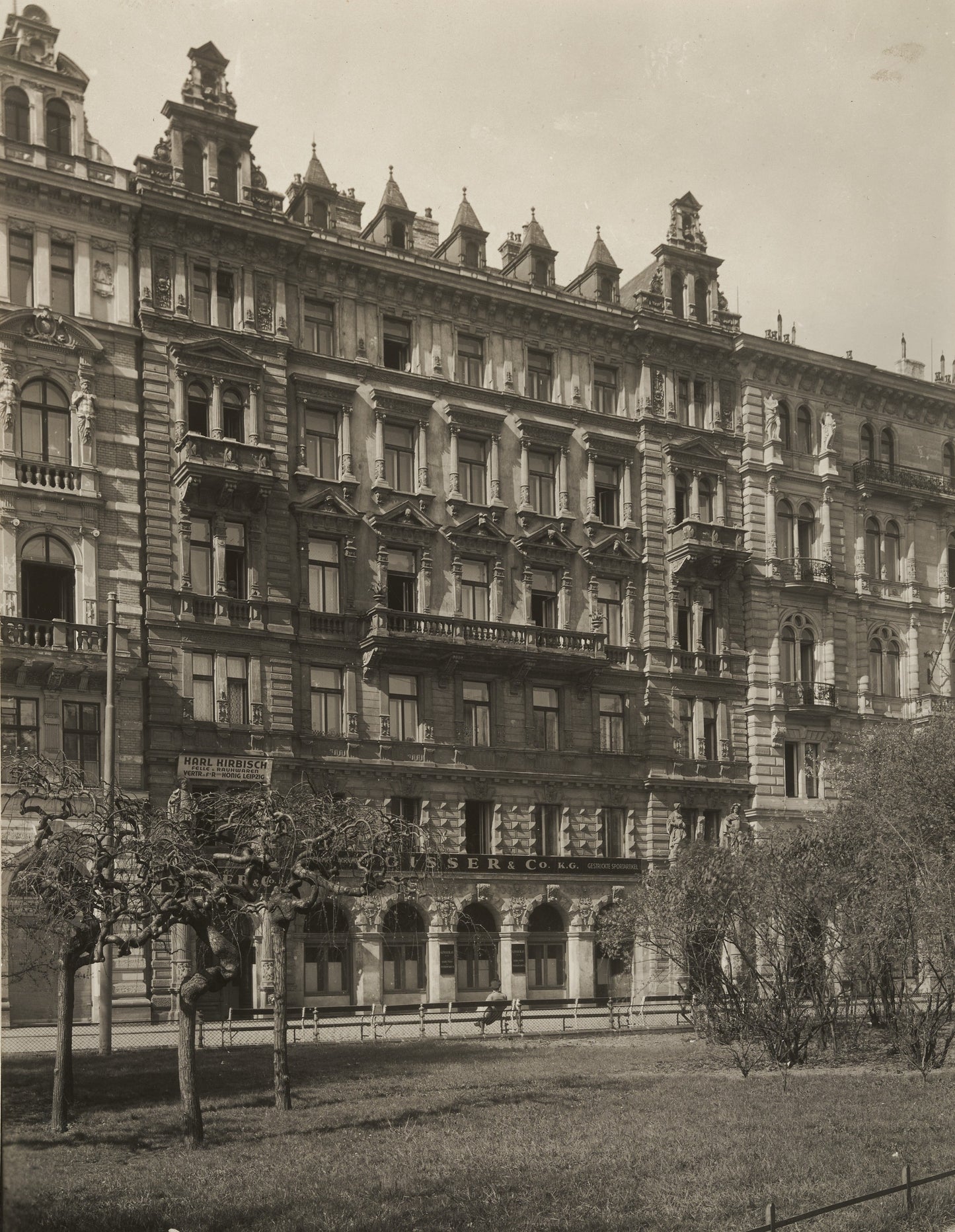 Kopf hoch! – Der Rudolfsplatz: frühe Noblesse in der Ringstraßenzone um 1860