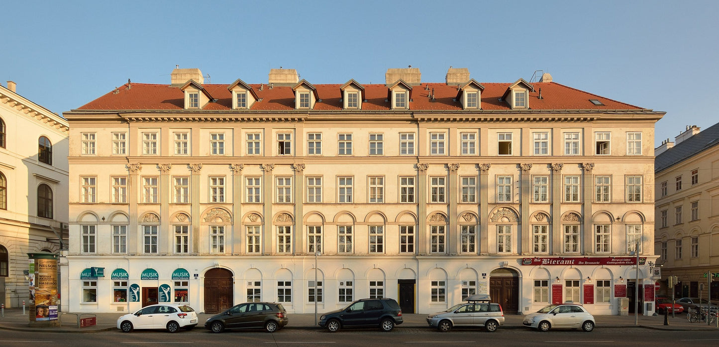 Kopf hoch! – Am Heumarkt: klassizistischer Monumentalbau und frühhistoristische Zinshausarchitektur
