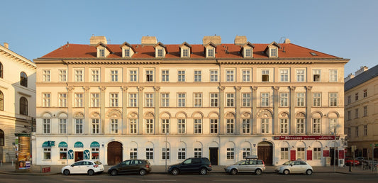 Kopf hoch! – Am Heumarkt: klassizistischer Monumentalbau und frühhistoristische Zinshausarchitektur
