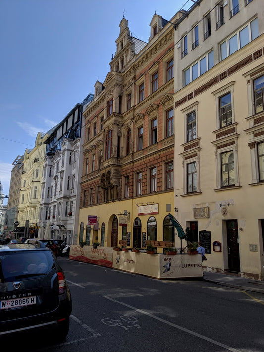 Kopf hoch! – Der Brillantengrund (Schottenfeld): merkantiler Städtebau des 18. und 19. Jahrhunderts und secessionistische Architektur