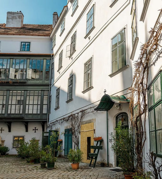 Oasen der Ruhe. Die versteckten Innenhöfe des alten Wien.