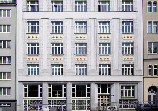 Kopf hoch! – Secessionistische und historistische Architektur in der Schottenfeldgasse