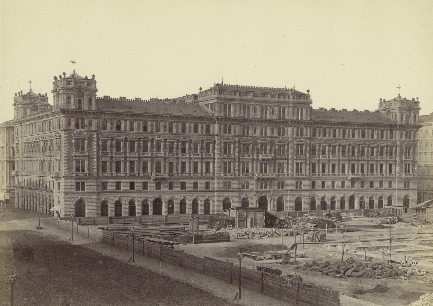 Wiens verlorene Bauten in Fotografien an Ort und Stelle: Schottentor, Heinrichhof, Schwedenplatz