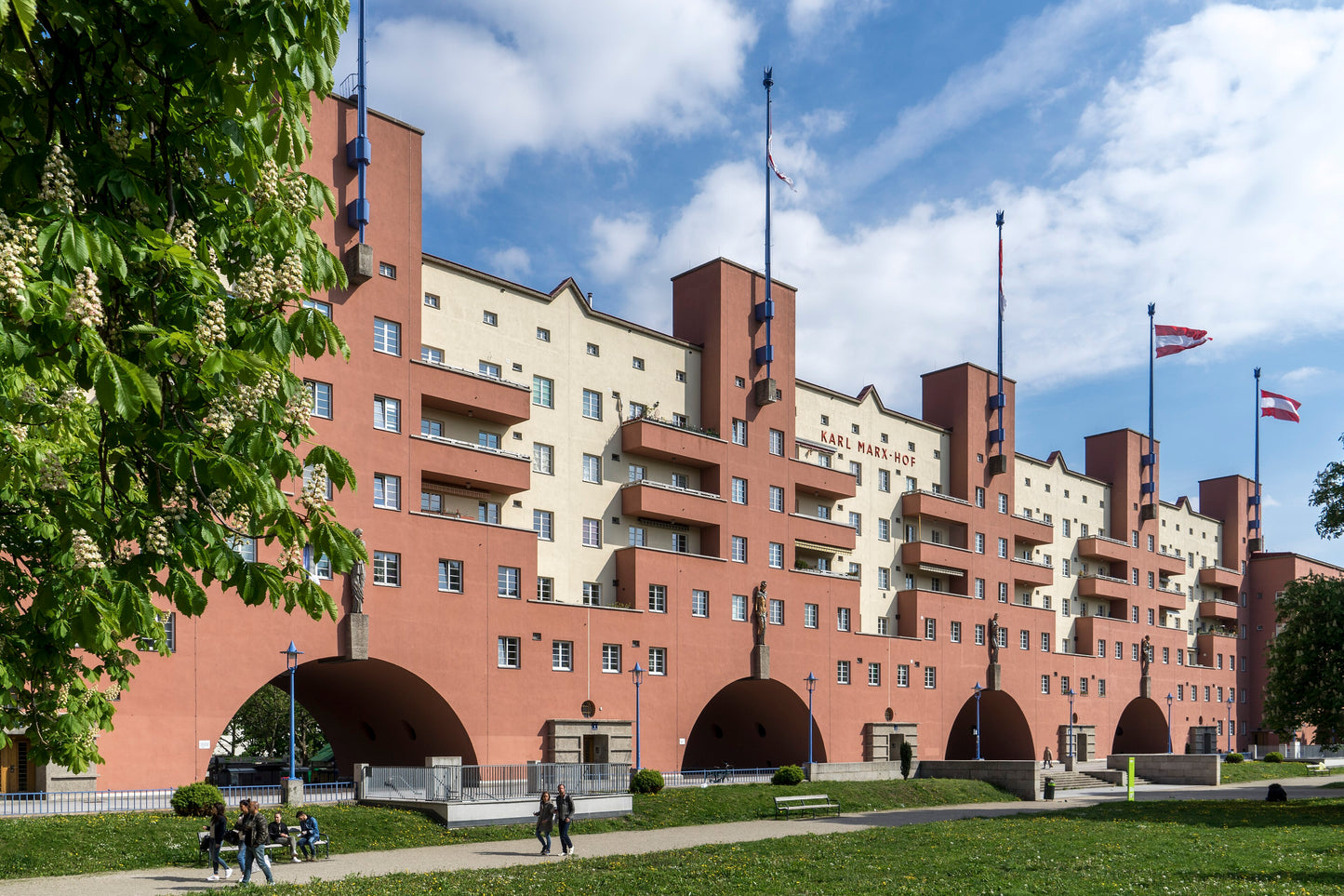 Kopf hoch! – Der Karl-Marx-Hof: monumentale Architektur des Roten Wien